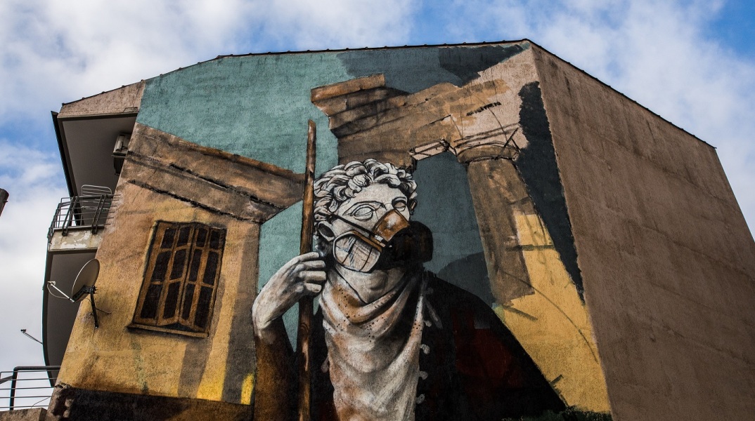 Γκράφιτι με θέμα την πανδημία του κορωνοϊού στη Δράμα