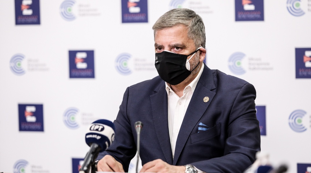 Ο πρόεδρος του Ιατρικού Συλλόγου Αθηνών, Γιώργος Πατούλης, απαντά στα σενάρια επιστράτευσης γιατρών με κάλεσμα συσπείρωσης ενάντια στην απειλή της πανδημίας