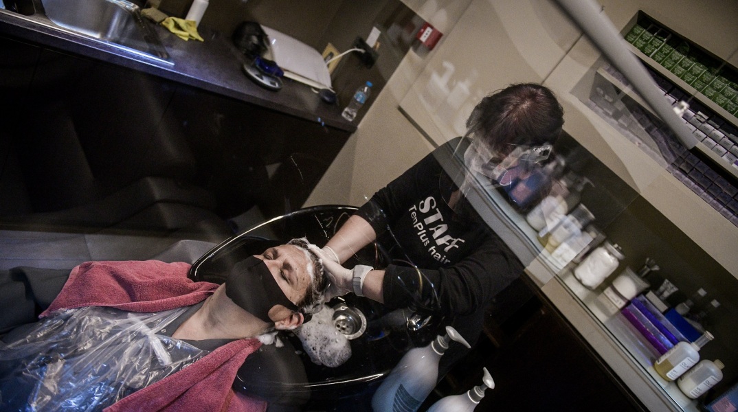 Lockdown - κομμωτήρια: «Ναι» στην μετακίνηση έκτος δήμου από το υπουργείο Ανάπτυξης - Με αυτόν το κωδικό στο 13033 επιτρέπεται η μετάβαση