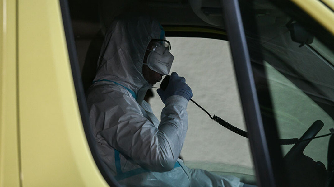 Οδηγός ασθενοφόρου του ΕΚΑΒ με προστατευτική στολή για τον κορωνοϊό μιλά στον ασύρματο