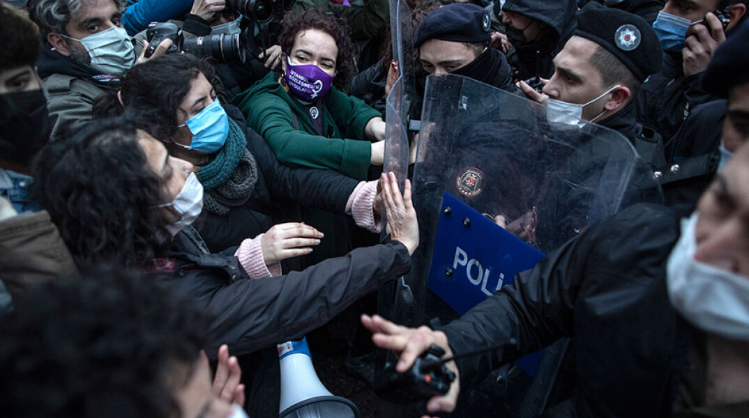 Γυναίκες απέναντι σε αστυνομικούς στην Κωνσταντινούπολη - Μαζικές διαδηλώσεις μετά την απόφαση Ερντογάν να αποχωρήσει η Τουρκία από τη Σύμβαση ενάντια στη βία κατά των γυναικών