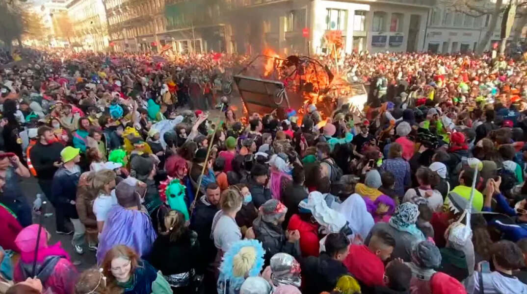 Καρναβάλι 2021 στη Μασσαλία: Πολίτες το γιόρτασαν χωρίς αποστάσεις και μάσκες για τον κορωνοϊό