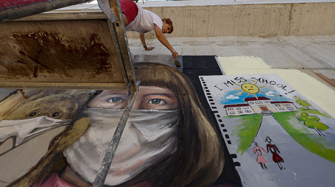 Καλλιτέχνης δημιουργεί mural για τον κορωνοϊό, το lockdown και τα κλειστά σχολεία στο Κόσοβο