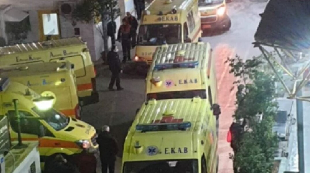 Ουρά τα ασθενοφόρα στο νοσοκομείο «Ευαγγελισμός»