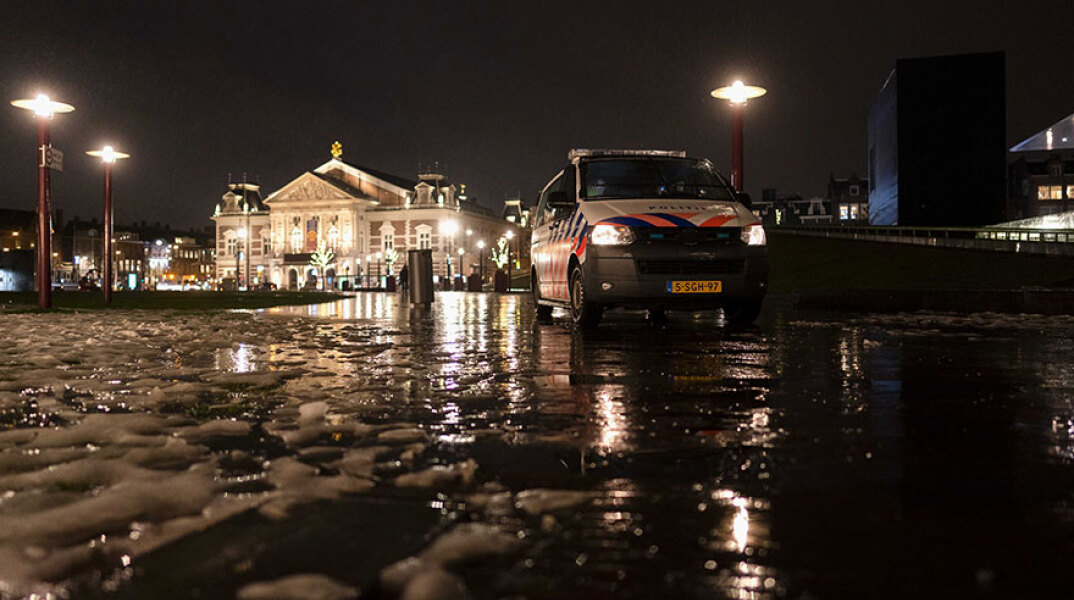 Αυτοκίνητο της ολλανδικής αστυνομίας στο Άμστερνταμ για τον έλεγχο των μετακινήσεων