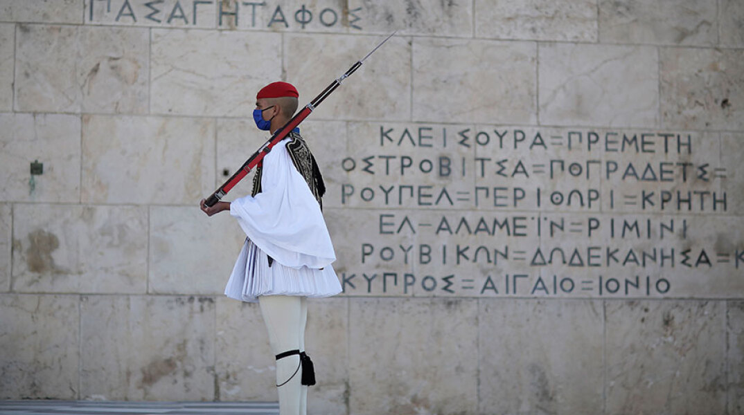 Αττική - Κορωνοϊός: Μέλος της Προεδρικής Φρουράς με μάσκα στο Μνημείο του Αγνώστου Στρατιώτη στο Σύνταγμα