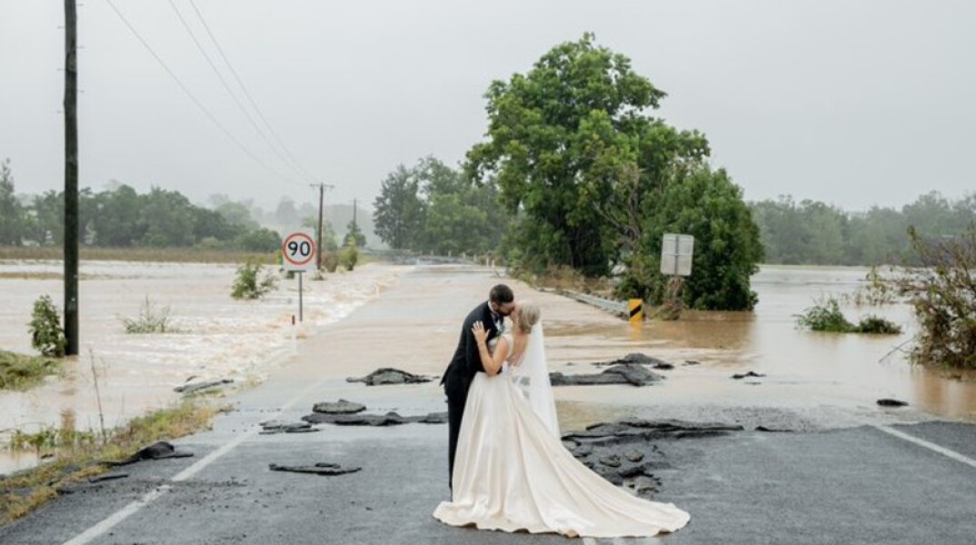 Το ζευγάρι που παντρεύτηκε εν μέσω πλημμυρών στην Αυστραλία