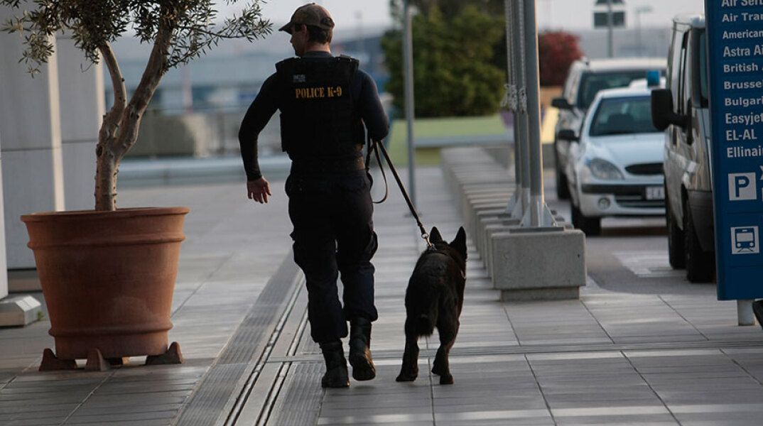 Αεροδρόμιο «Ελευθέριος Βενιζέλος»: Αστυνομικός με ειδικά εκπαιδευμένο σκύλο (ΦΩΤΟ ΑΡΧΕΙΟΥ)