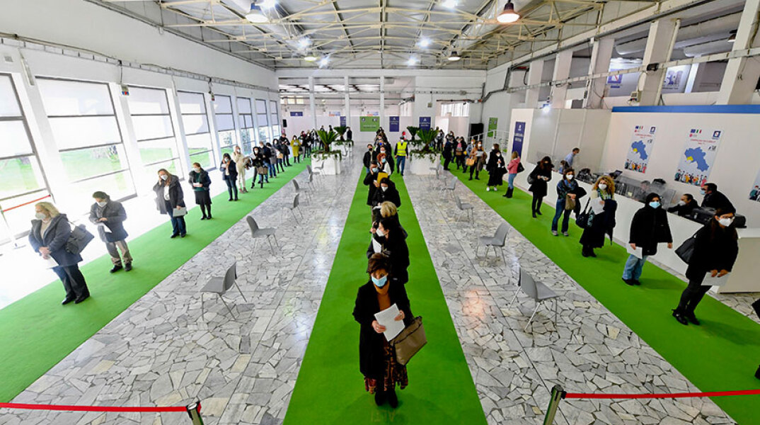 Εμβολιασμός για τον κορωνοϊό στην Ιταλία - Εικόνα από εμβολιαστικό κέντρο στη Νάπολη