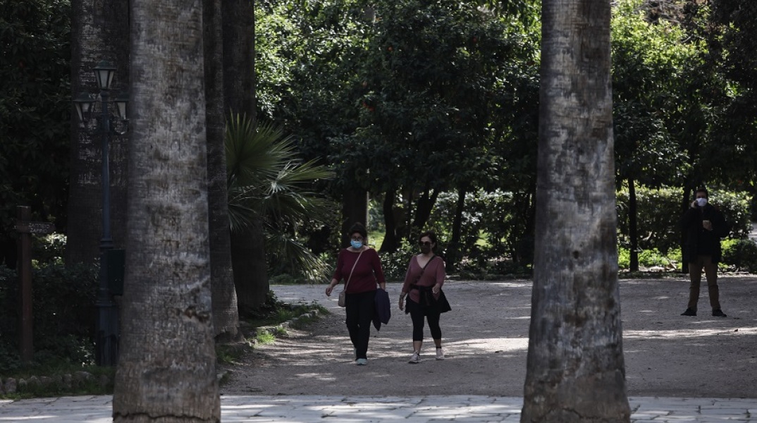 Πολίτες με μάσκα στον Εθνικό Κήπο