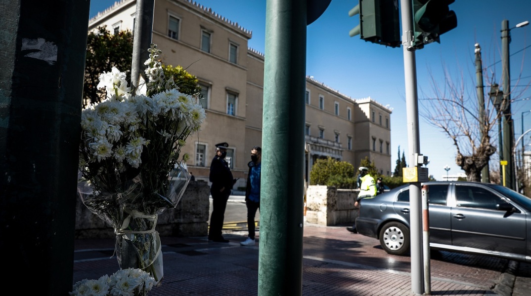 Λουλούδια στο σημείο έξω από την βουλή όπου συγκρουσθήκαν υπηρεσιακό αυτοκίνητο, με μοτοσικλέτα που οδηγούσε 23χρονος