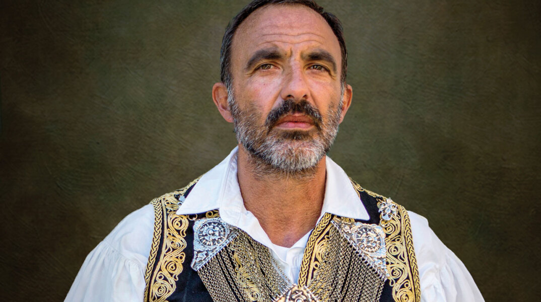 Ο Νίκος Αλιάγας ντυμένος με παραδοσιακή ελληνική φορεσιά © Βασίλης Αρτίκος