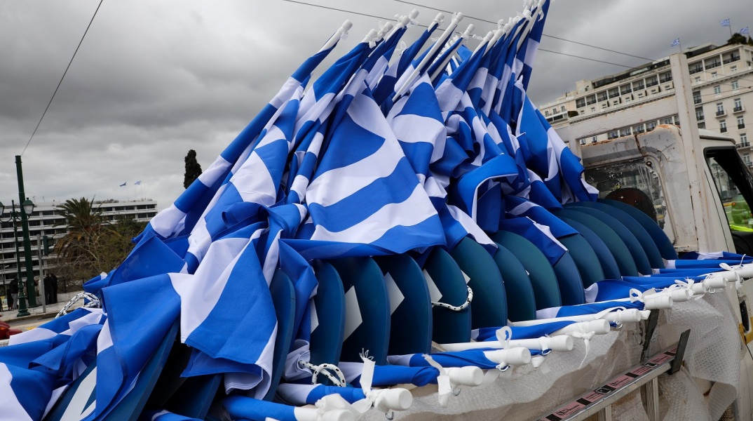 Σημαιοστολισμός και προετοιμασίες στην πλατεία Συντάγματος για τον εορτασμό της 25ης Μαρτίου