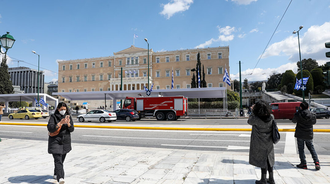 Αθήνα: Πυρετώδεις προετοιμασίες στο Σύνταγμα για την 25η Μαρτίου - Ο ΕΟΔΥ ανακοίνωσε τα νέα κρούσματα κορωνοϊού για την Αττική