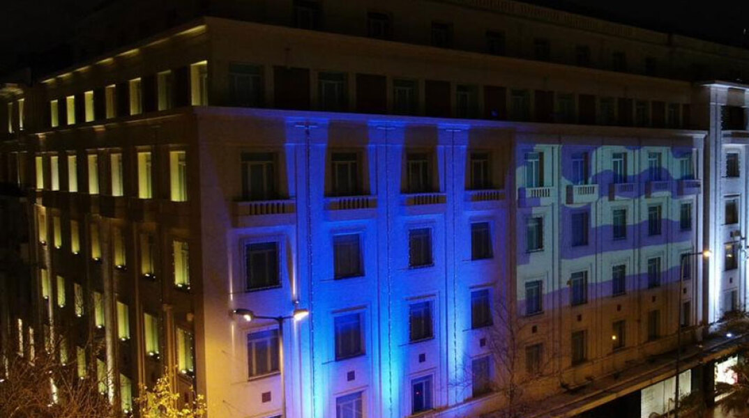 Citylink: Το εμβληματικό κτίριο της Αθήνας στα χρώματα της ελληνικής σημαίας για τα 200 χρόνια από την Επανάσταση του '21