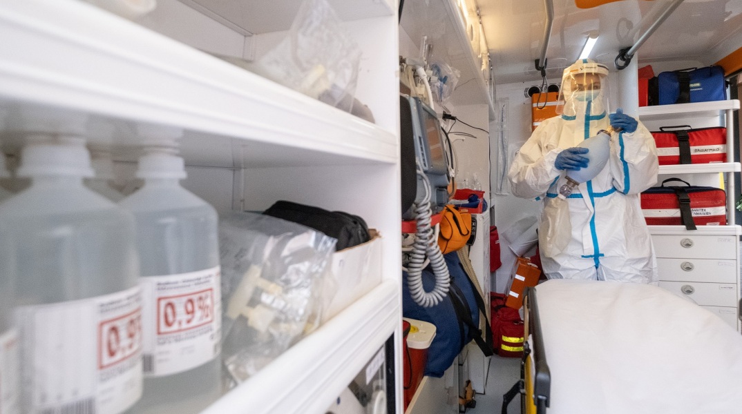 Διασώστης σε ασθενοφόρο του ΕΚΑΒ