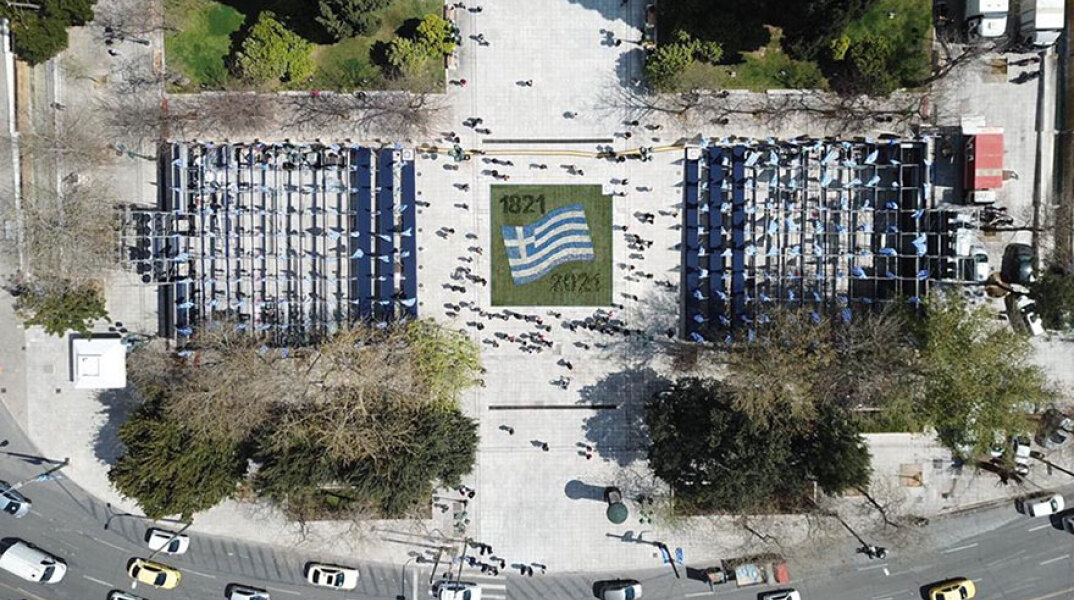 Δήμος Αθηναίων: Η τεράστια ελληνική σημαία στο Σύνταγμα, αποτελούμενη από 5.000 λουλούδια και πράσινο για τα 200 χρόνια από την Ελληνική Επανάσταση
