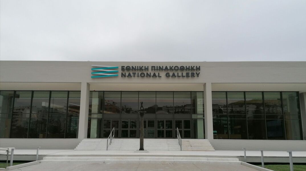 Το γλυπτό του Auguste Rodin μπροστά από τα σκαλιά της κεντρικής εισόδου της Εθνικής Πινακοθήκης της Ελλάδος