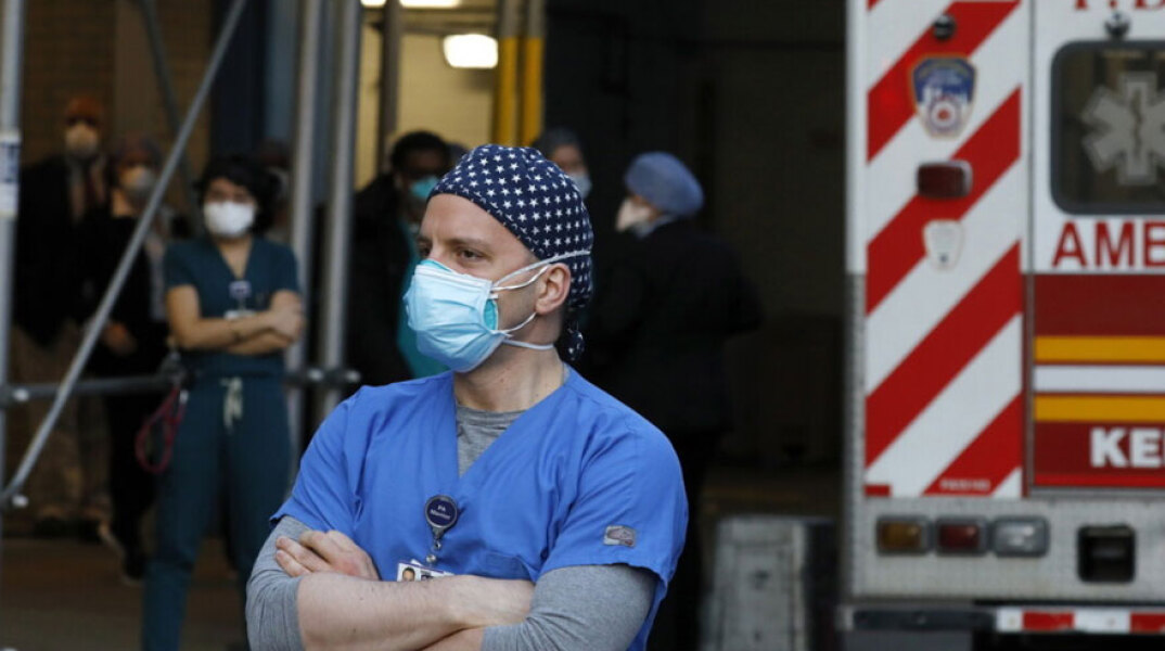 Κορωνοϊός στις ΗΠΑ - Νοσηλευτής με μάσκα για την Covid-19 έξω από νοσοκομείο