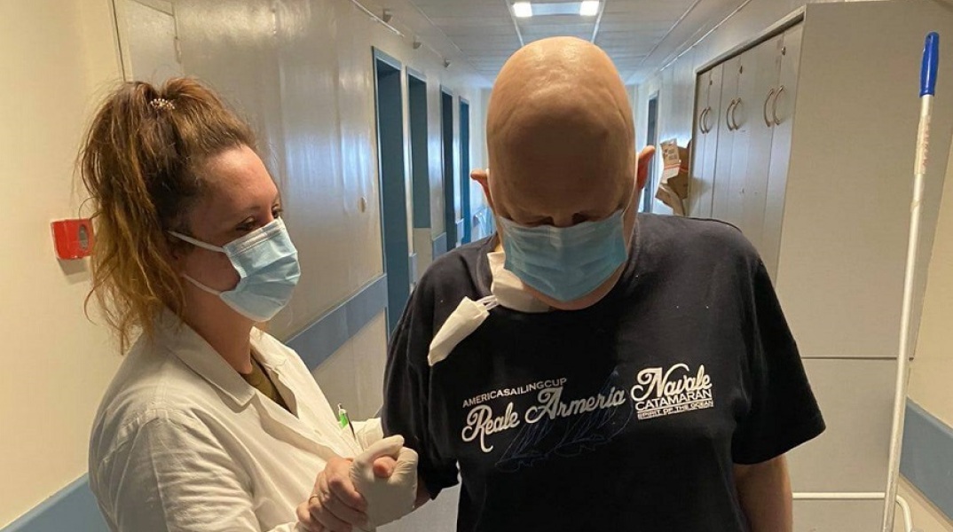 O δημοσιογράφος περπατά ξανά μετά τη μάχη με τον κορωνοϊό