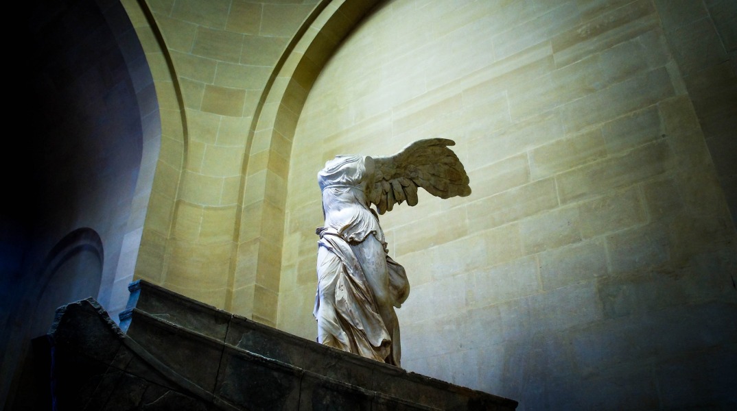 Το άγαλμα Η Νίκη Της Σαμοθράκης στο Μουσείο του Λούβρου