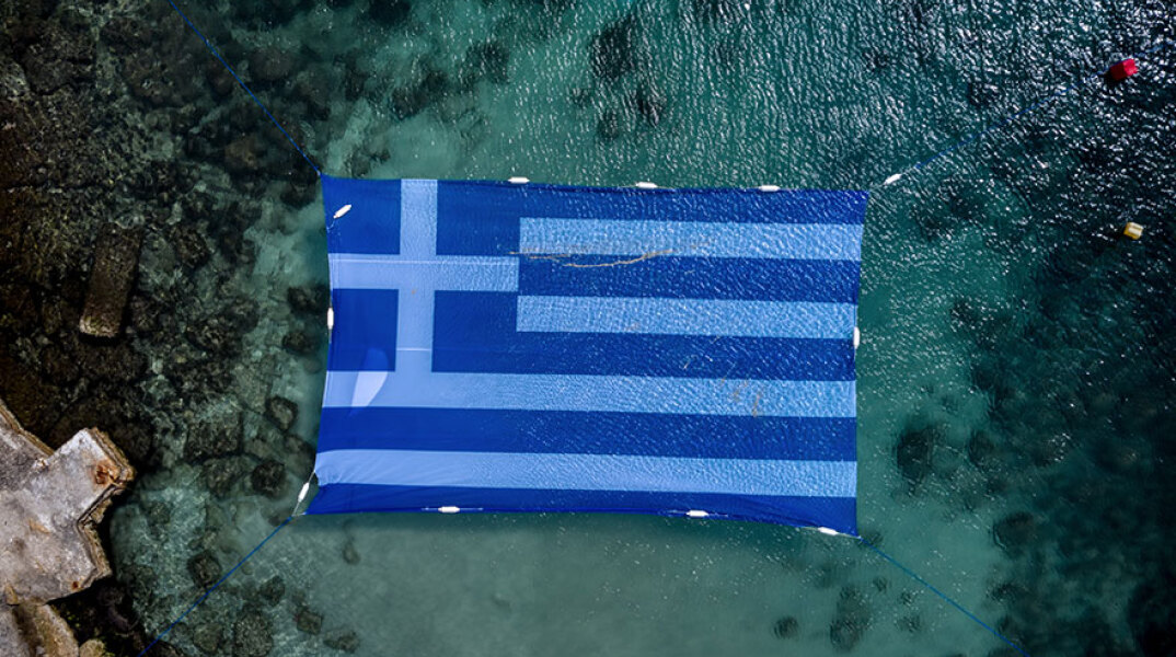Πειραιάς - 200 χρόνια από την Ελληνική Επανάσταση: Τεράστια ελληνική σημαία στη θάλασσα
