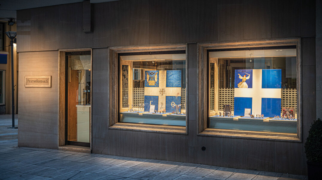 Επετειακή βιτρίνα 25ης Μαρτίου του κοσμηματοπωλείου Πενθερουδάκης στην Αθήνα