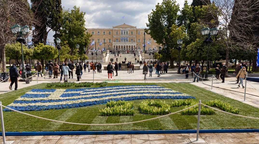 Σημαιοστολισμοί στην Αθήνα για την επέτειο των 200 χρόνων από την επανάσταση του 1821