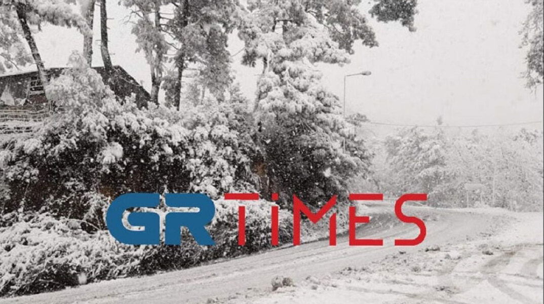 Χιόνισε στη Θάσο τέλη Μαρτίου, με το χιόνι να προκαλεί προβλήματα