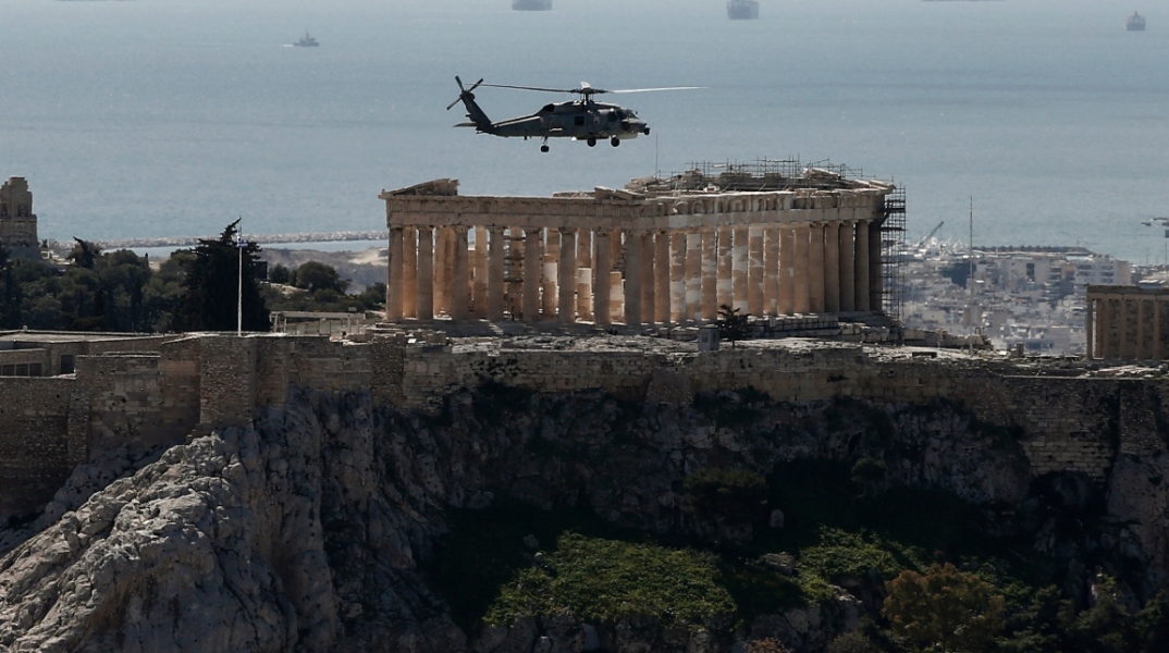 Ελικόπτερο της πολεμικής αεροπορίας πάνω από το λόφο της Ακρόπολης κατά τη διάρκεια δοκιμαστικών πτήσεων πριν τον εορτασμό της 25ης Μαρτίου