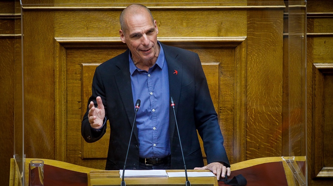 Ο Γιάνης Βαρουφάκης στο βήμα της Βουλής