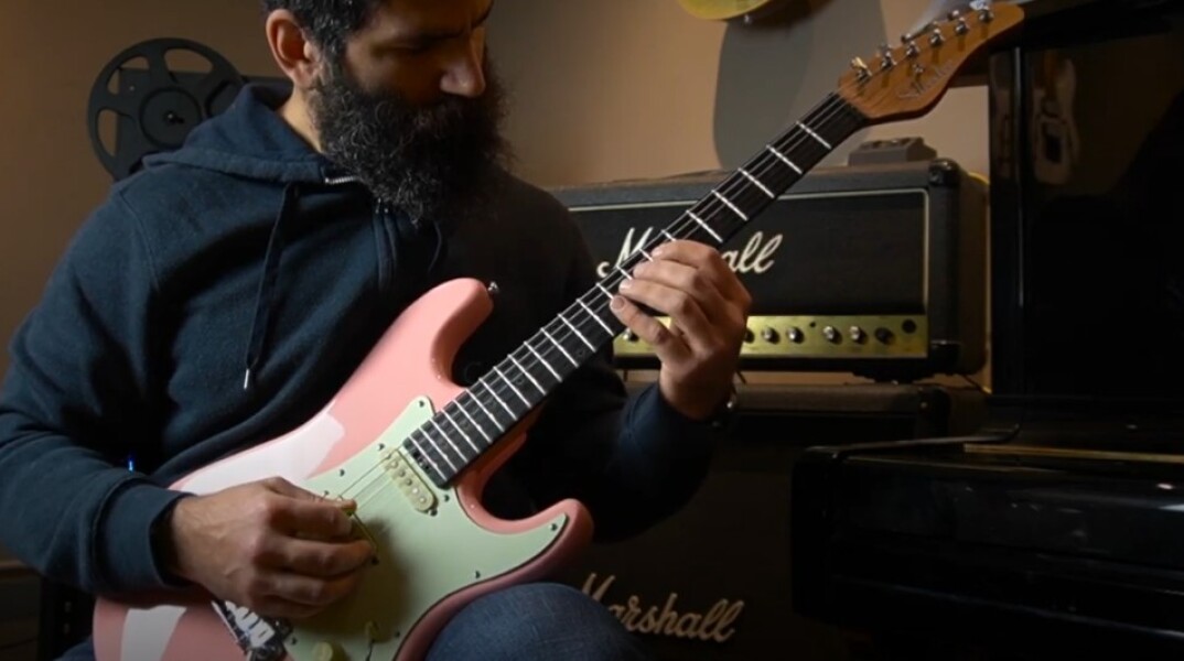 O καλλιτέχνης Νικόλαος Ζήσιμος παίζει ηλεκτρική κιθάρα