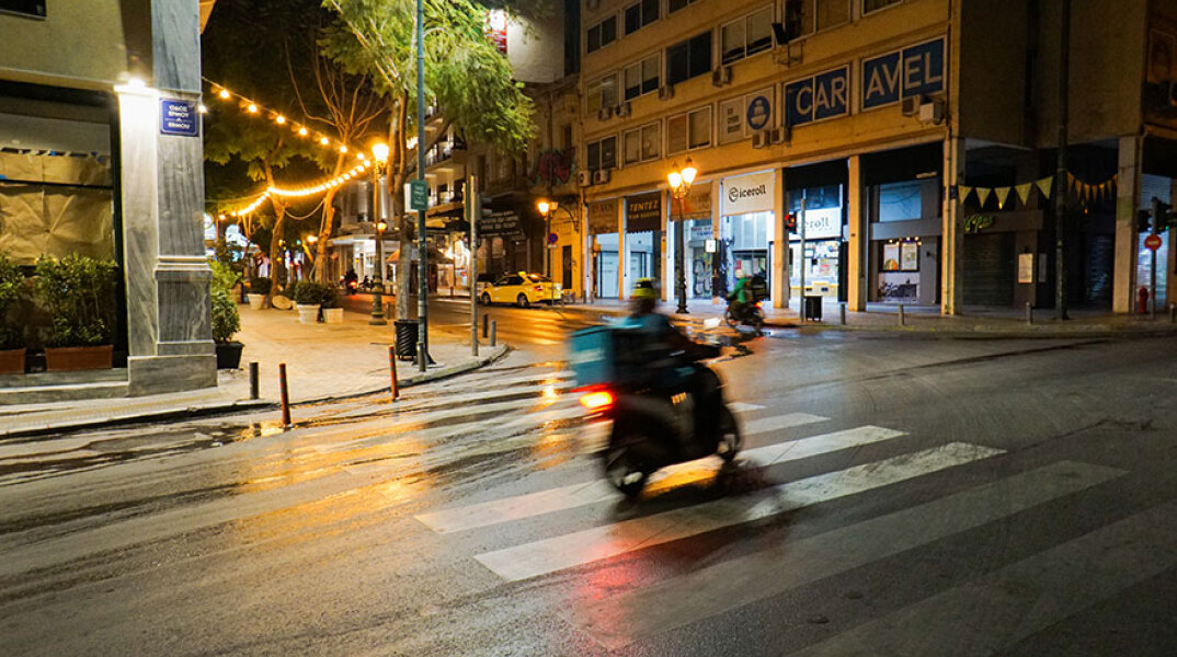 Διανομέας στο κέντρο της Αθήνας - Παραμένει κλειστό το λιανεμπόριο