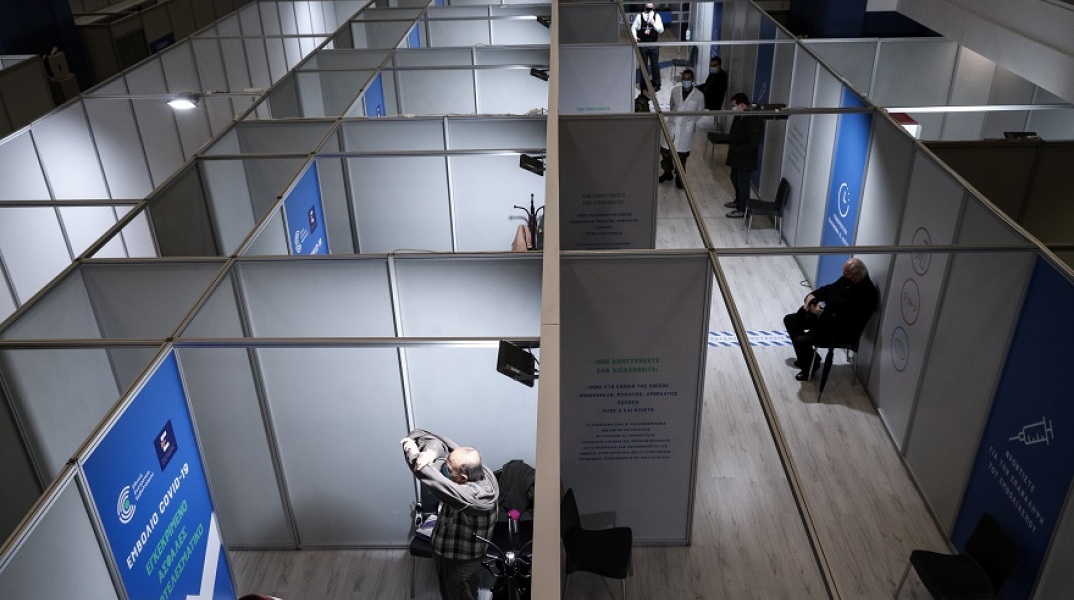 Εμβολιασμός κατά του κορωνοϊού στο κέντρο «Προμηθέας» στο Μαρούσι