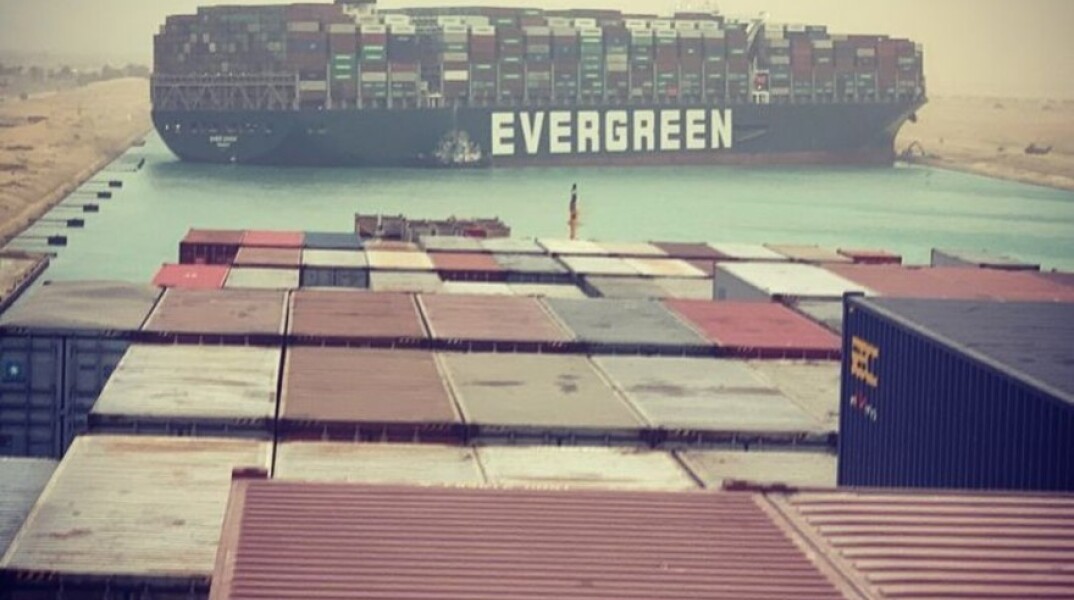 Το πλοίο Ever Green που έχει προσαράξει στη Διώρυγα του Σουέζ