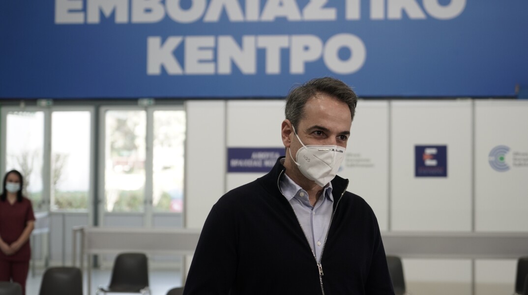 Επίσκεψη Μητσοτάκη στο mega εμβολιαστικό κέντρο στο Περιστέρι 