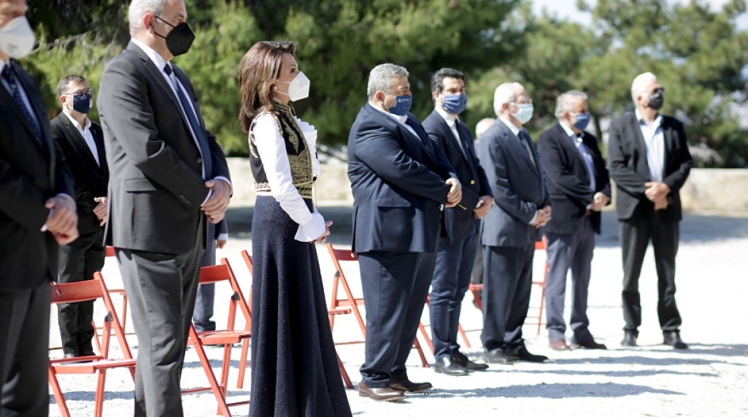 Στιγμιότυπο από το ετήσιο πολιτικό μνημόσυνο στους Τάφους των Βενιζέλων στα Χανιά