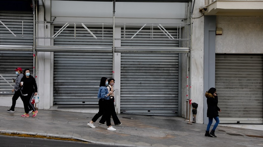 Κορωνοϊός: Πολίτες με μάσκα στο κέντρο της Αθήνας 