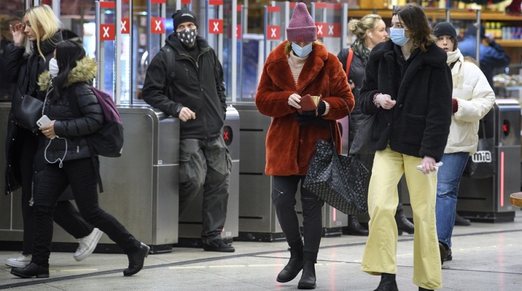 Πολίτες με μάσκες στη Σουηδία