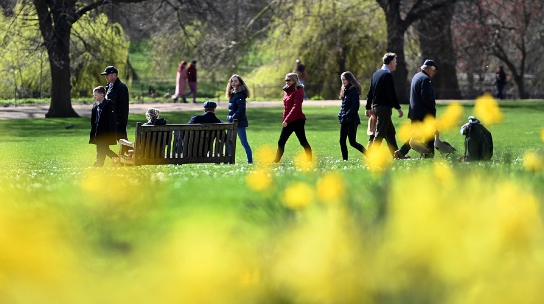 Πολίτες περπατούν σε πάρκο στη Βρετανία