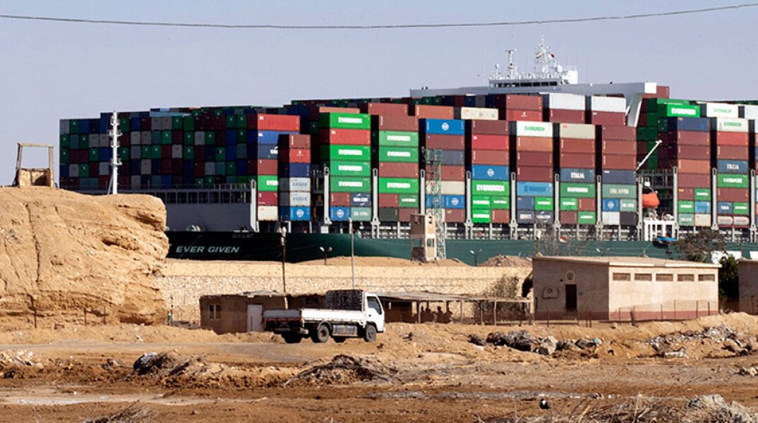 Το πλοίο «Ever Given», φορτωμένο κοντέινερ, στη Διώρυγα του Σουέζ μετά την αποκόλλησή του