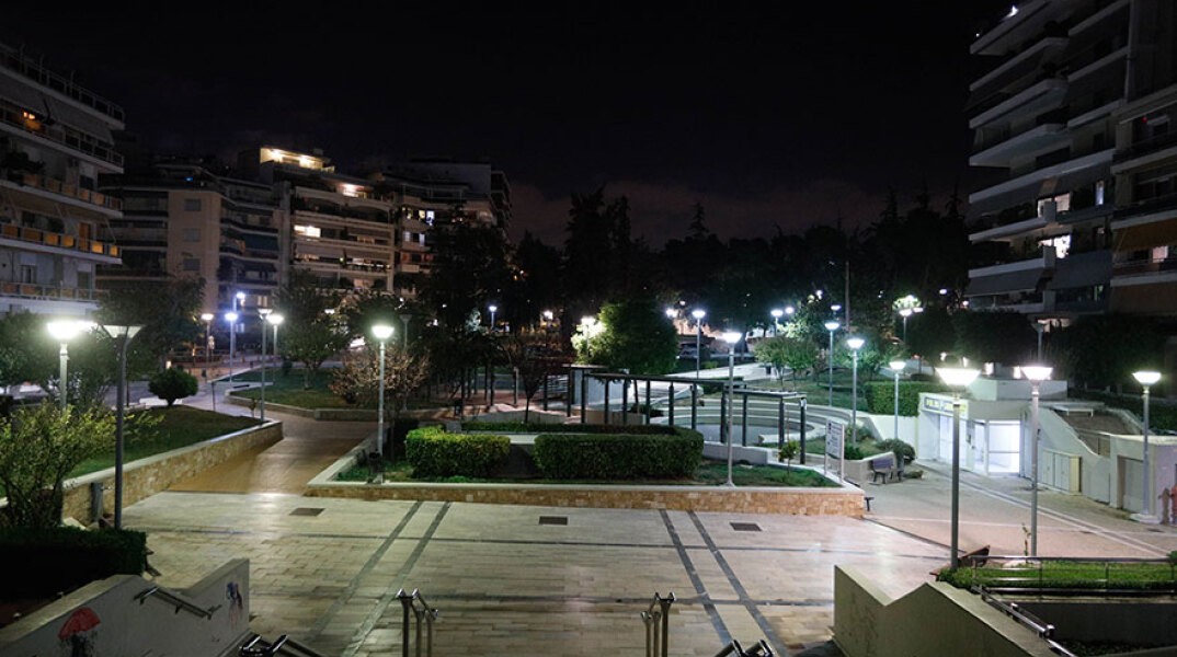 Νέα Σμύρνη - Κορωνοϊός: Έρημη η κεντρική πλατεία καθώς παραμένει σε ισχύ η νυχτερινή απαγόρευση κυκλοφορίας