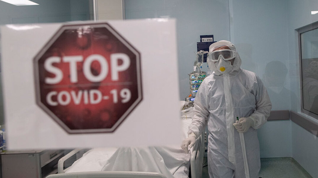 Κορωνοϊός στην Τουρκία - Υγειονομικός με προστατευτική στολή και γυαλιά σε νοσοκομείο στην Κωνσταντινούπολη