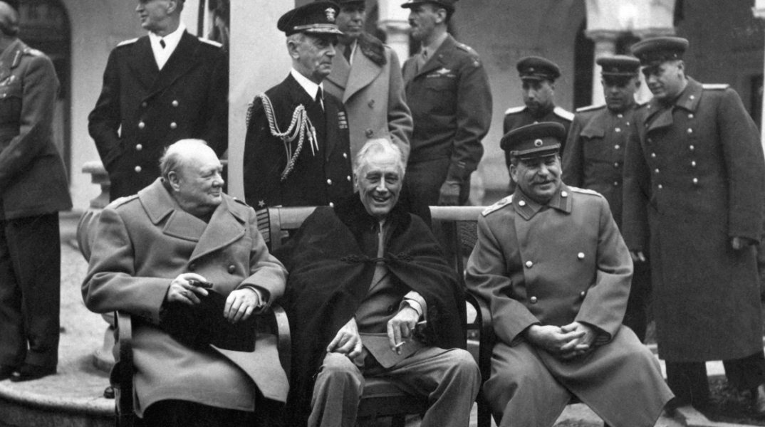 Ουίνστον Τσόρτσιλ, Φράνκλιν Ρούσβελτ και Τζόζεφ Στάλιν στη Διάσκεψη των Συμμαχικών ηγετών στη Γιάλτα