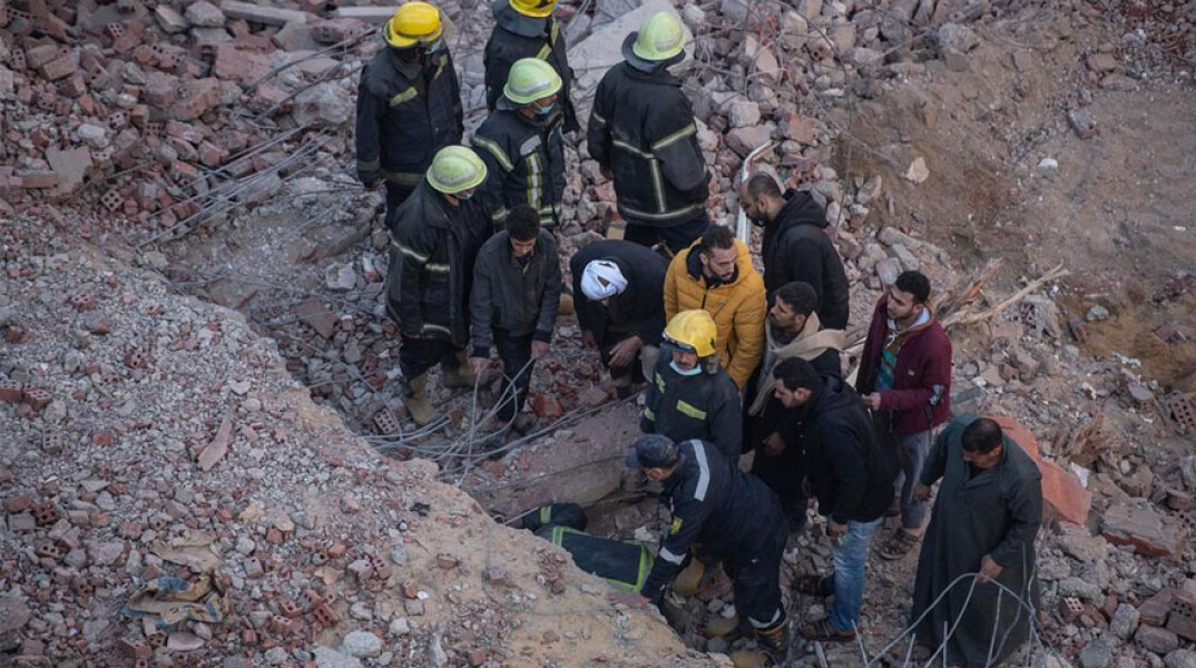 Αίγυπτος: Διασώστες αναζητούν επιζώντες στα ερείπια της πολυκατοικίας που κατέρρευσε στο Κάιρο