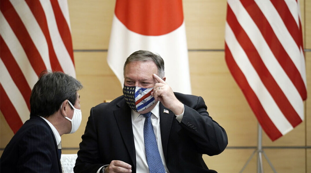 Ο Μάικ Πομπέο, πρώην υπουργός Εξωτερικών των ΗΠΑ, με μάσκα για τον κορωνοϊό