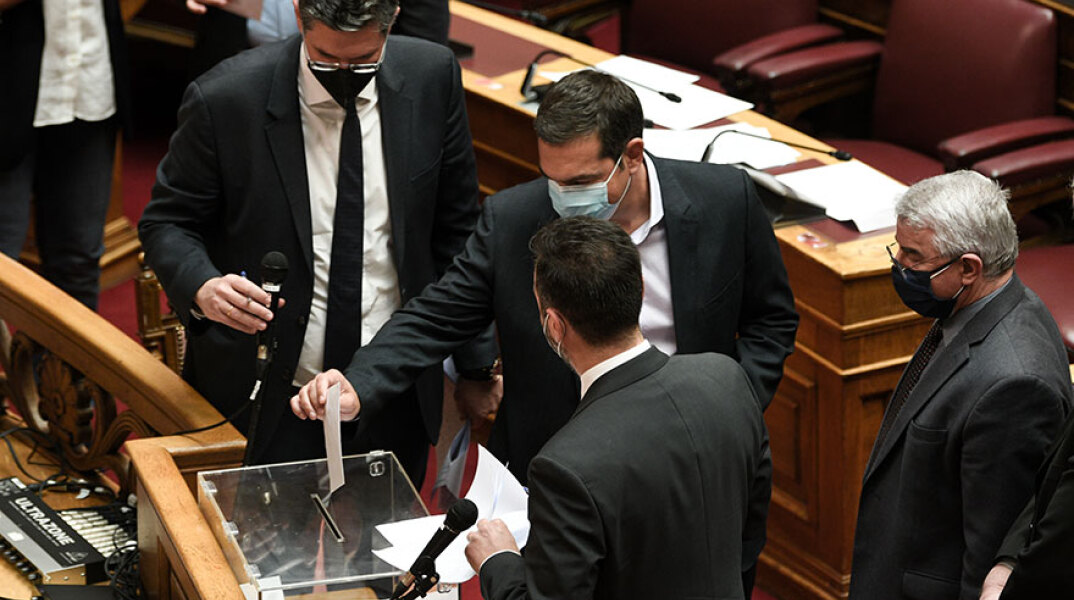 Προανακριτική Παππά - Ο Αλέξης Τσίπρας ψηφίζει στη μυστική ψηφοφορία στη Βουλή