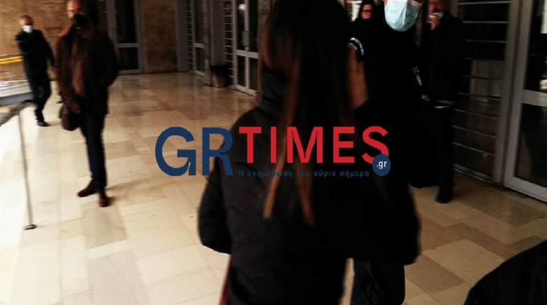 Η 21χρονη Ισπανίδα στο αυτόφωρο τριμελές πλημμελειοδικείο Θεσσαλονίκης