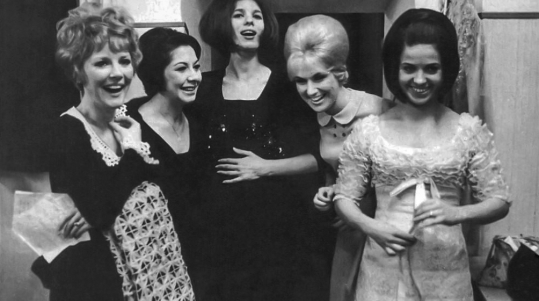Petula Clark, Timi Yuro, Iva Zanicchi, Dusty Springfield και Audrey Arno στα παρασκήνια του Sanremo Music Festival, 1965