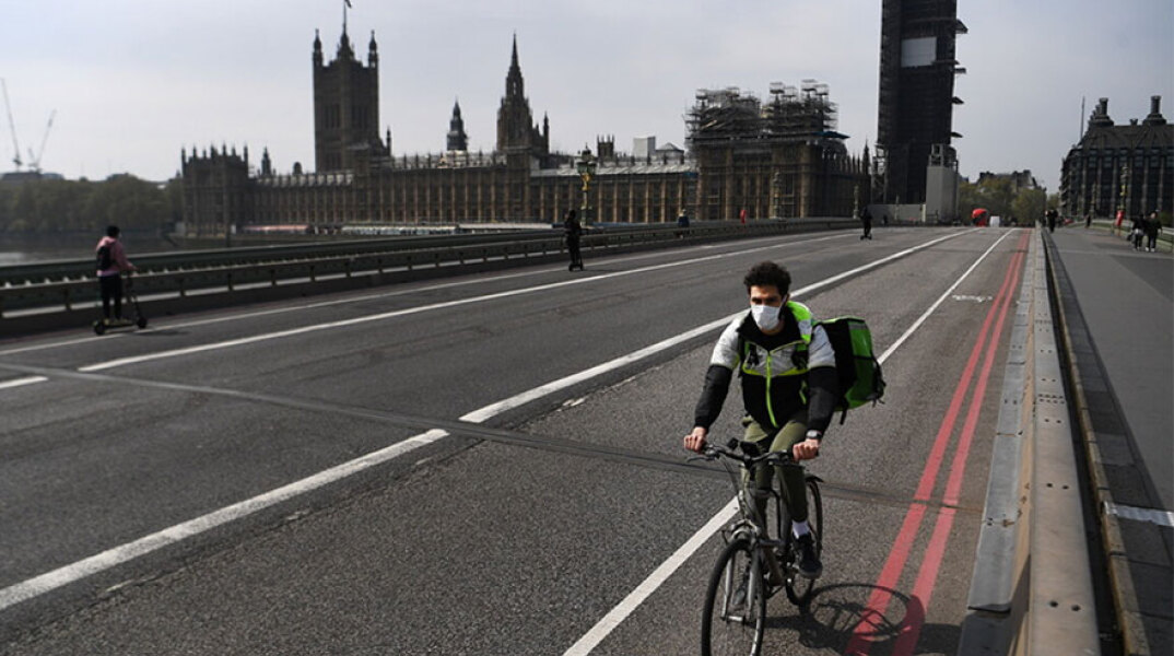 Κορωνοϊός στη Μεγάλη Βρετανία: Ποδηλάτης με μάσκα με φόντο το Μπιγκ Μπέν